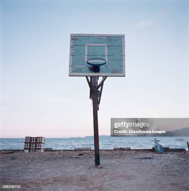 blue basketball backboard - spielregeln stock-fotos und bilder