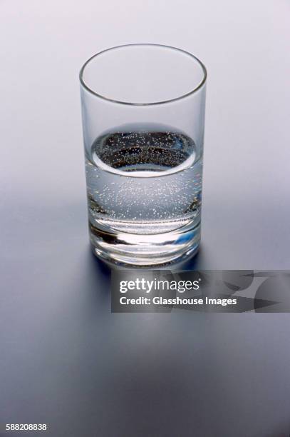 glass of water - half full 個照片及圖片檔