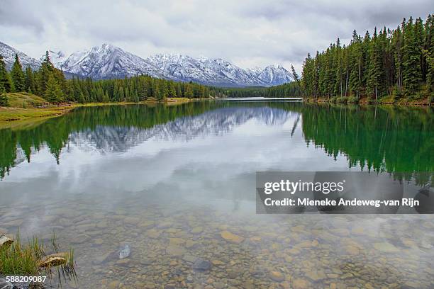 johnson lake, banff national park - rocky mountain national park ストックフォトと画像