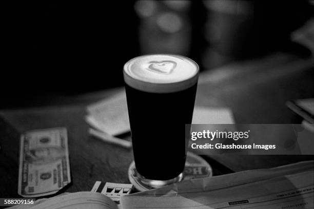 pint of stout beer with heart - beer stout stock-fotos und bilder