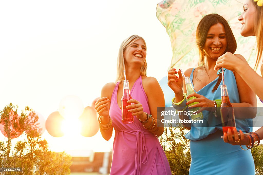 Freunde trinken auf einer Party