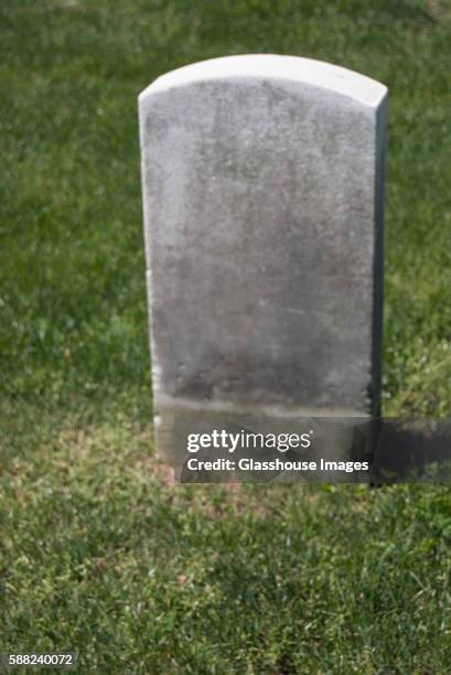 grave stone - laje imagens e fotografias de stock