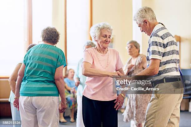 zeigen sie ihre tanzbewegungen - elderly dancing stock-fotos und bilder
