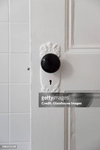 door knob and painted door - doorknob foto e immagini stock