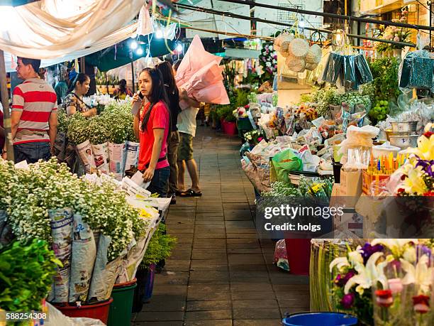 pak khlong talat en bangkok, tailandia - mercado de flores fotografías e imágenes de stock