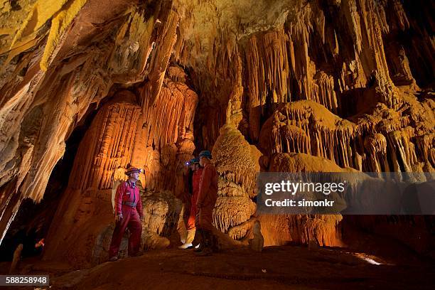 geologist in cave - geoloog stockfoto's en -beelden