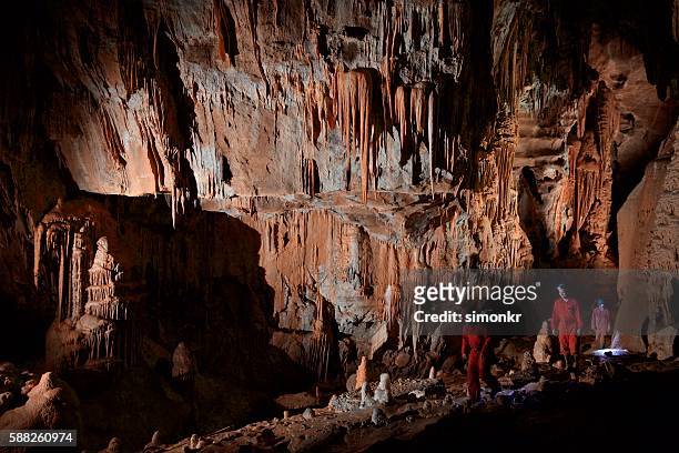 geólogo en cueva - espeleología fotografías e imágenes de stock