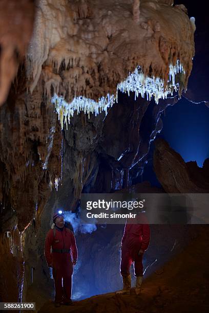 geologist in cave - 洞窟 個照片及圖片檔