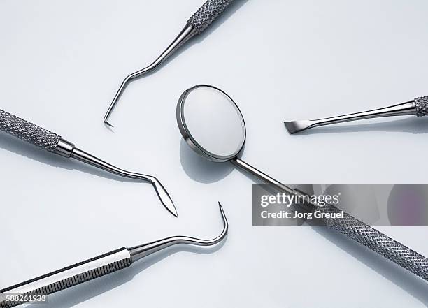 dental instruments - espejo dental fotografías e imágenes de stock
