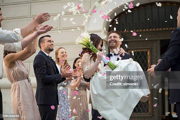 wedding confetti bride and groom - throwing flowers stock pictures, royalty-free photos & images
