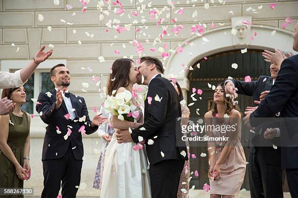 braut und bräutigam küssen - wedding ceremony stock-fotos und bilder