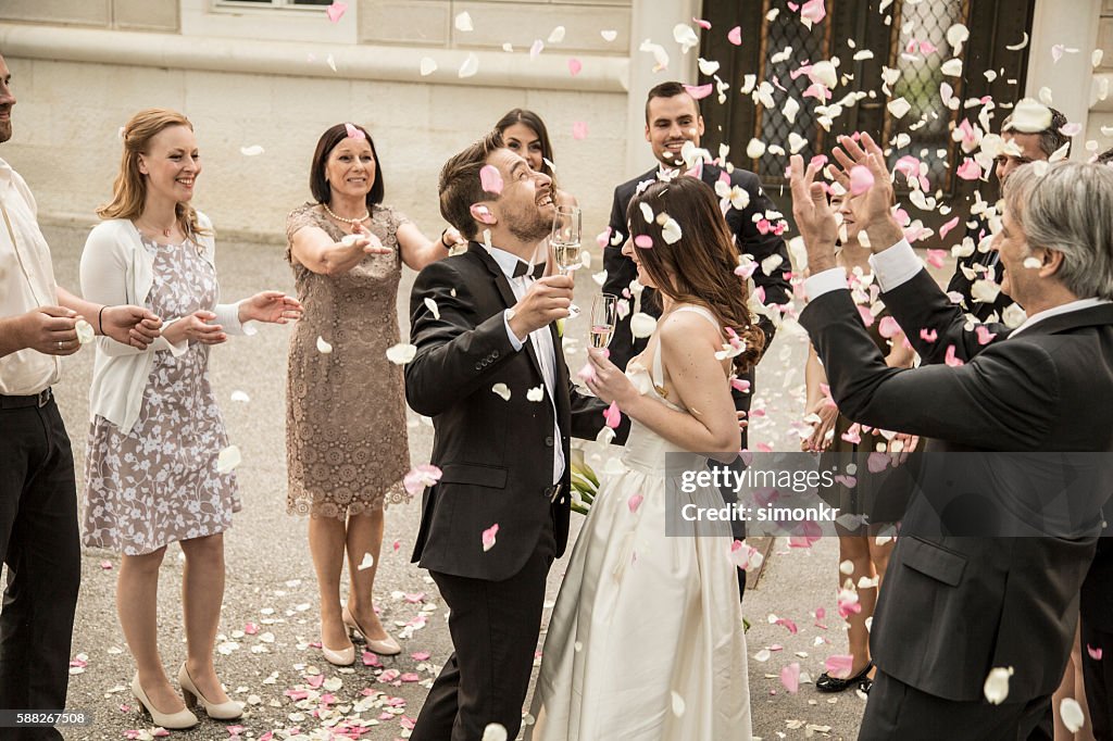 Braut und Bräutigam halten Champagner Flöte