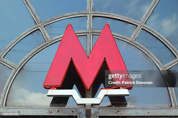 metro sign, moscow, russia - moscow metro bildbanksfoton och bilder