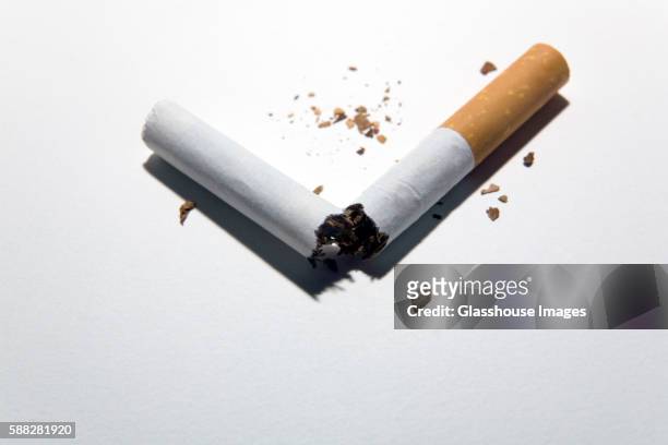broken cigarette - rauchen aufhören stock-fotos und bilder