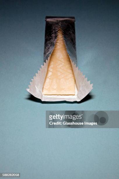 stick of chewing gum in foil wrapper - chewing gum pack photos et images de collection