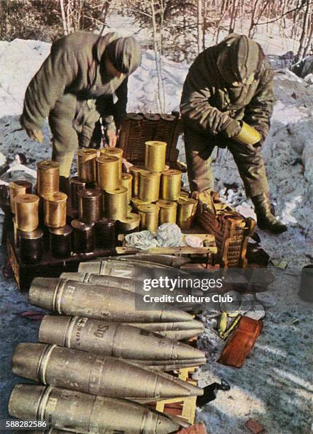 German soldiers handing artillery ammunition during a winter battle, WW2. Caption: Use of munition is just as big during winter battles/ El consumo...