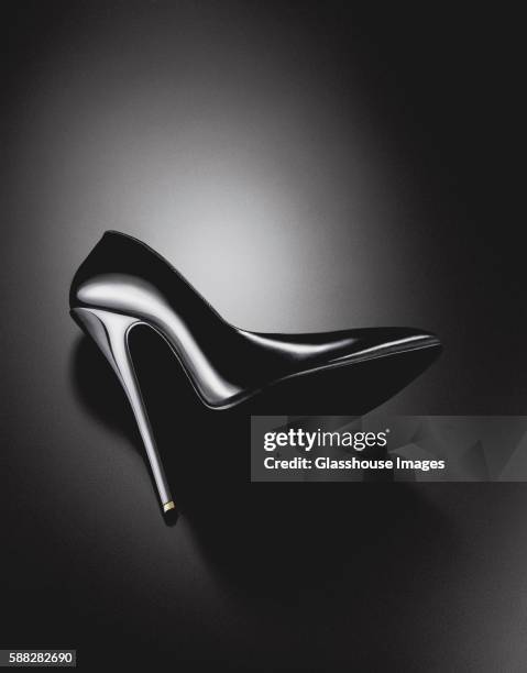 black high heel shoe - escarpin à talon photos et images de collection