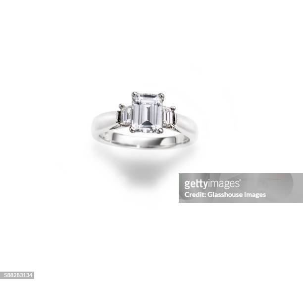 emerald cut diamond engagement ring - engagement ring imagens e fotografias de stock