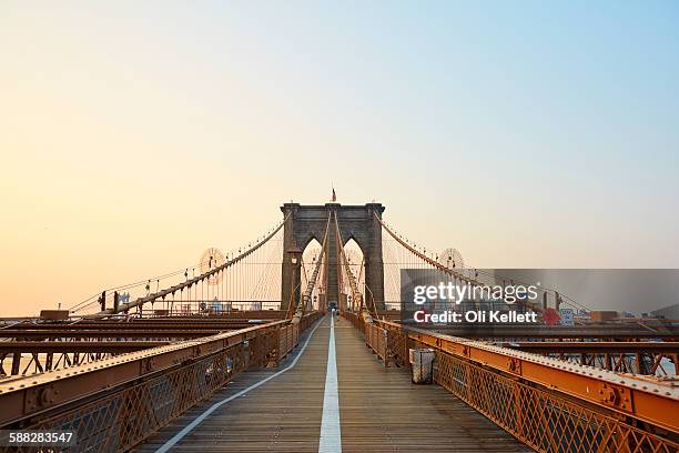 brooklyn bridge at sunrise. - ブルックリン橋 ストックフォトと画像