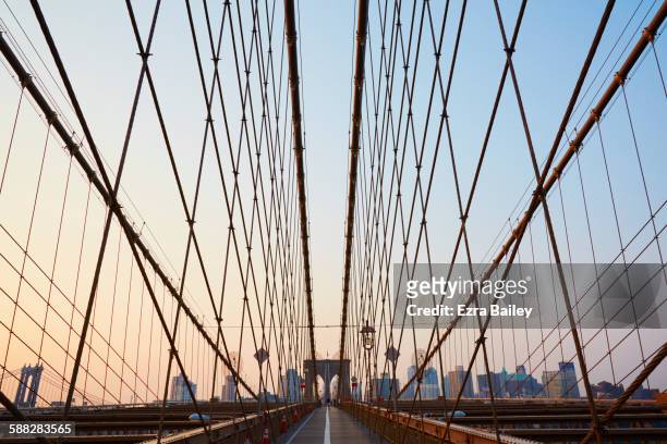 brooklyn bridge at sunrise. - pont à haubans photos et images de collection