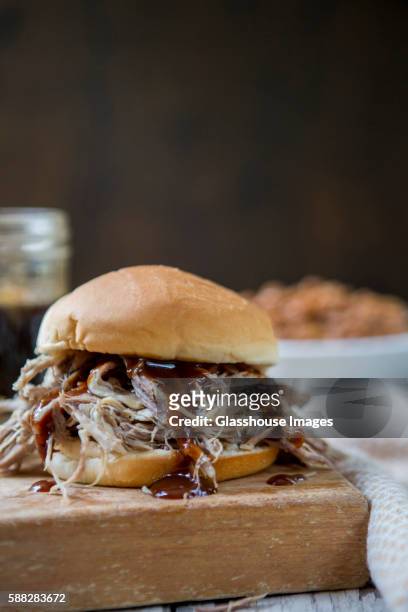 pulled pork sandwich with barbeque sauce - bbq sandwich stockfoto's en -beelden