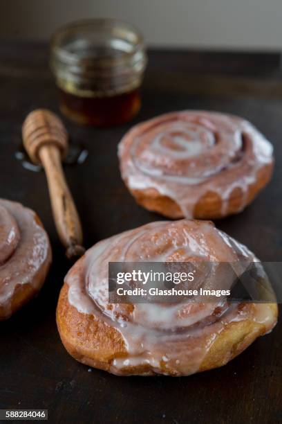 glazed cinnamon buns with honey - sweet bun - fotografias e filmes do acervo