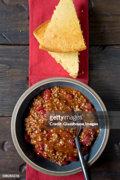 bowl of chili with cornbread - bowl of chili stock-fotos und bilder