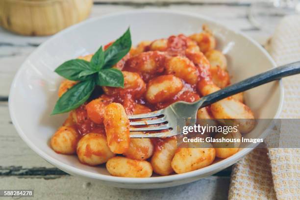 gnocchi with tomato sauce - gnocchi stockfoto's en -beelden
