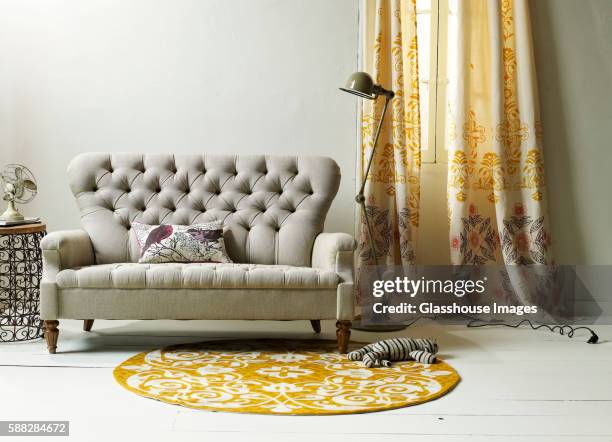 uphostered sofa with tufting - franja decoração imagens e fotografias de stock