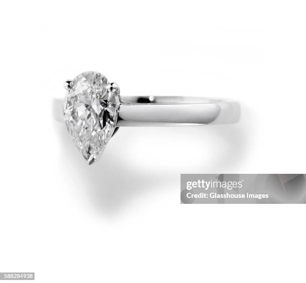 pear cut diamond engagement ring - engagement ring imagens e fotografias de stock