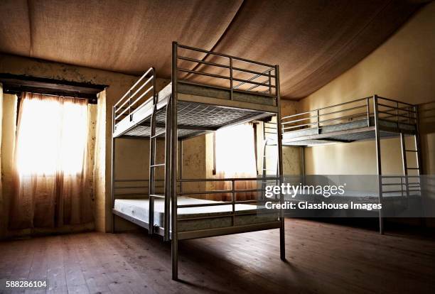 bunk beds in room - schlafsaal stock-fotos und bilder
