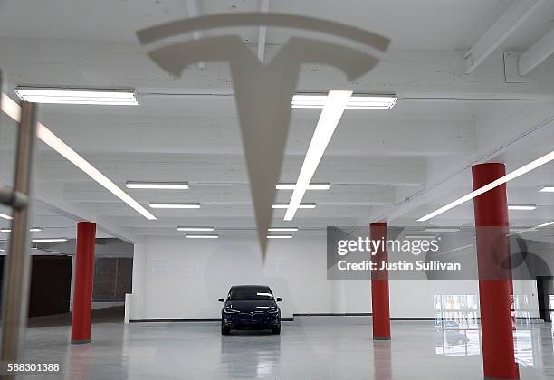 Tesla Inside Building 44 Tesla Opens Flagship San Francisco Store Stock Photos, High-Res ...