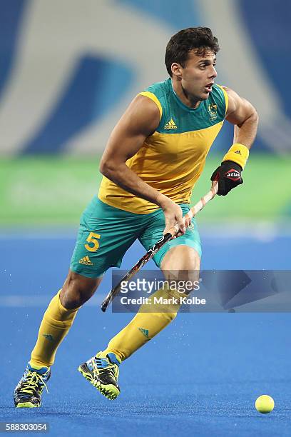 Chris Ciriello of Australia runs the ball forward during the men's pool A match between Great Britain and Australia on Day 5 of the Rio 2016 Olympic...