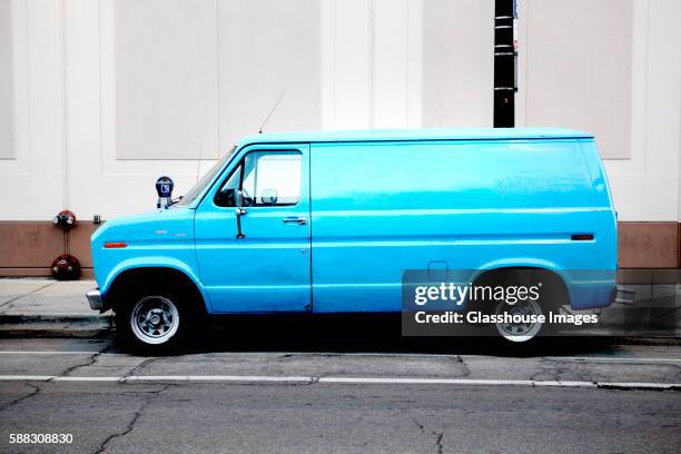 blue van, chicago, illinois, usa - immobile ストックフォトと画像