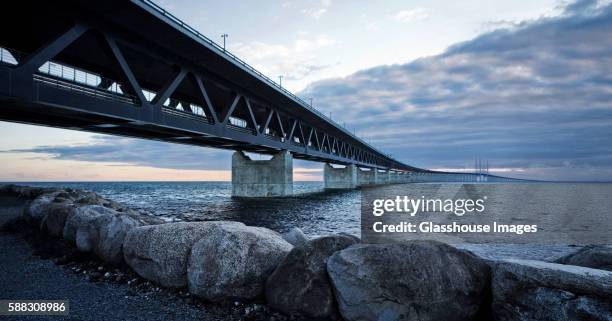 oresund road and rail bridge connecting denmark and sweden - oresund region stock-fotos und bilder