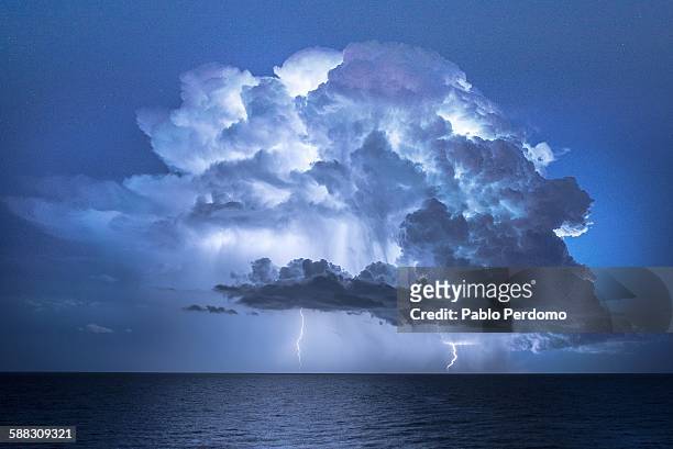 electric cloud - heavy rain stockfoto's en -beelden