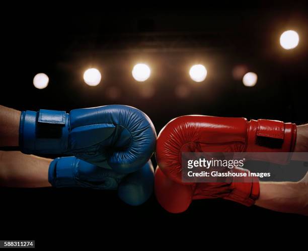 close up of boxers touching boxing gloves before fight - se battre photos et images de collection