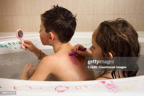 young brother and sister drawing in bath - brothers bathroom stock-fotos und bilder