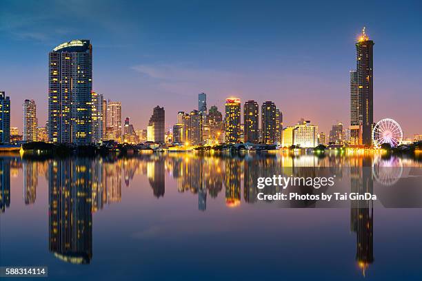 modern illuminated buildings and chao phraya river - bangkok imagens e fotografias de stock