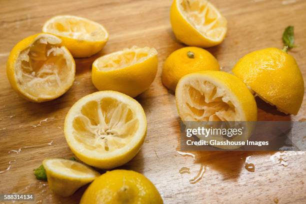 fresh squeezed lemons - quetschen stock-fotos und bilder