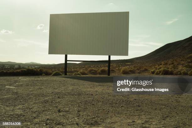 drive-in cinema in desert - drive in movie 個照片及圖片檔