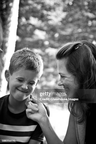 playful mother and young son - oquossoc - fotografias e filmes do acervo