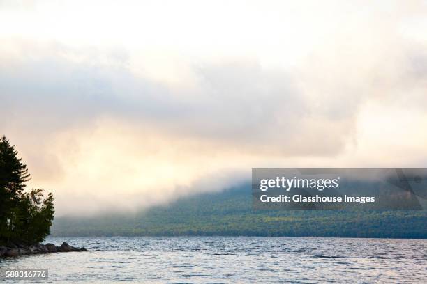 lake with clouds - oquossoc - fotografias e filmes do acervo