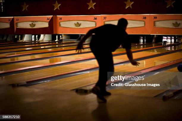 man bowling - bowlingbahn stock-fotos und bilder