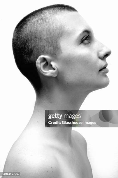 woman with crew cut, profile - shaved head fotografías e imágenes de stock