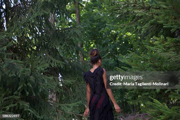 black young woman in green evergreen trees - evergreen forest stock-fotos und bilder