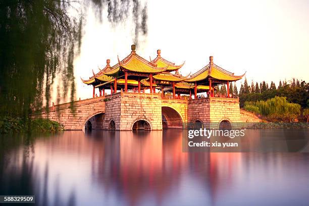 five pavilions bridge on slender west lake - yangzhou stockfoto's en -beelden