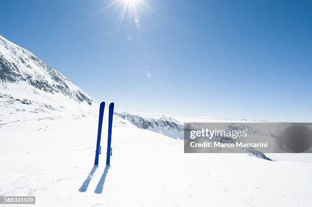 skis planted in the snow - pair stock photos et images de collection