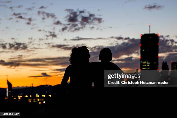 summer mood - sunset freinds city stock-fotos und bilder