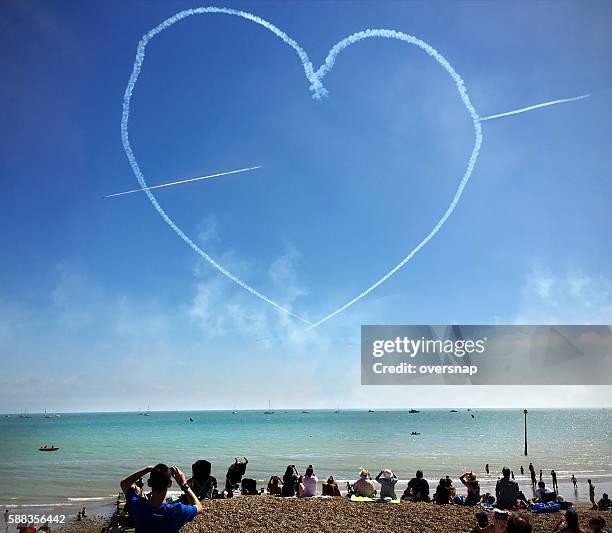 cupid's arrow skywriting - luchtschrift stockfoto's en -beelden